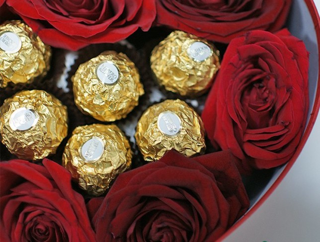 Коробка-сердце с красными розами и Ferrero Rocher №3 Фото